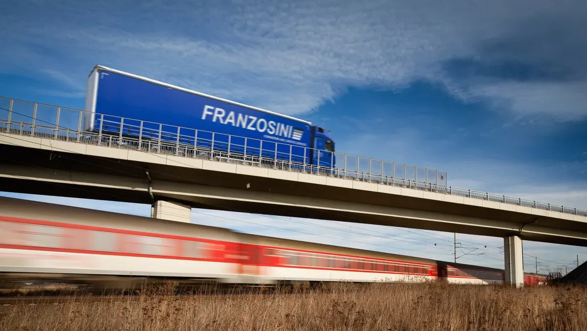 Un camion Franzosini attraversa un ponte