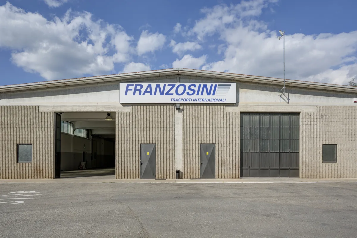 Facciata del centro di Gaggiolo con l’insegna Franzosini, vista dal piazzale nel 2016