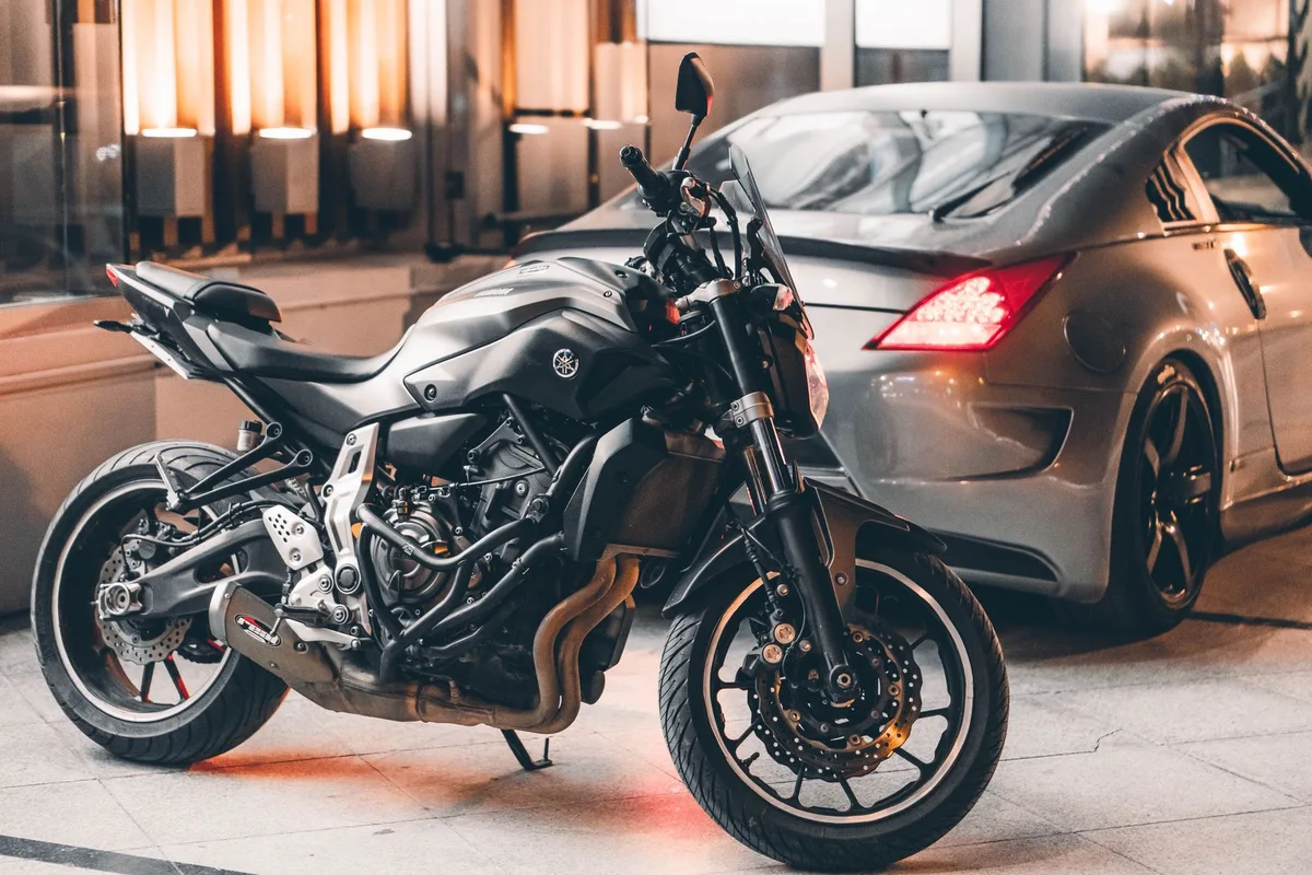 Una motocicletta nera parcheggiata in un garage, ripresa di tre quarti